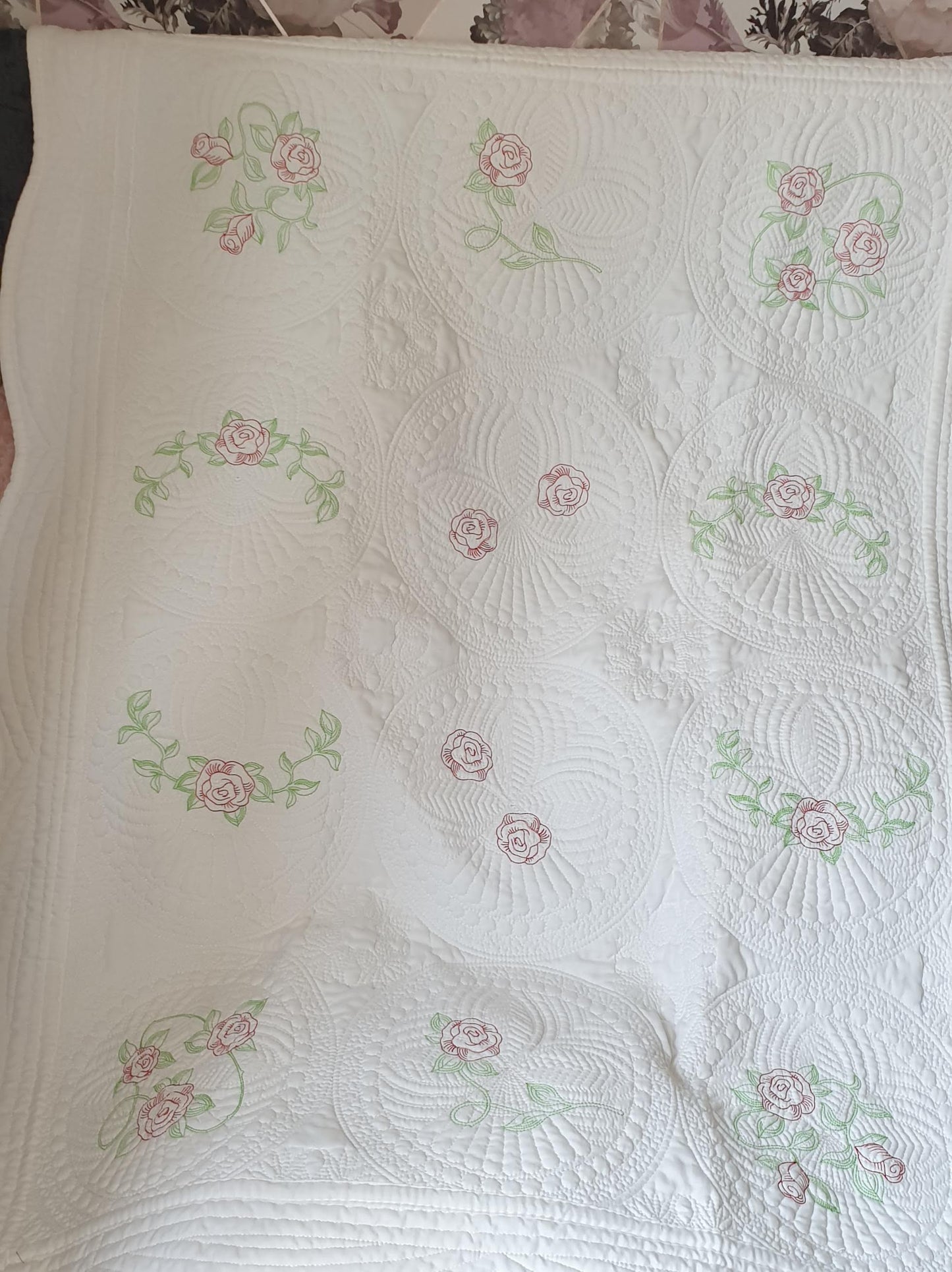 Heirloom small roses quilt, throw